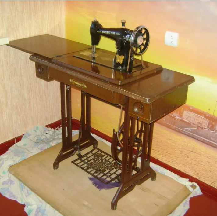 швейная машина с ножным управлением